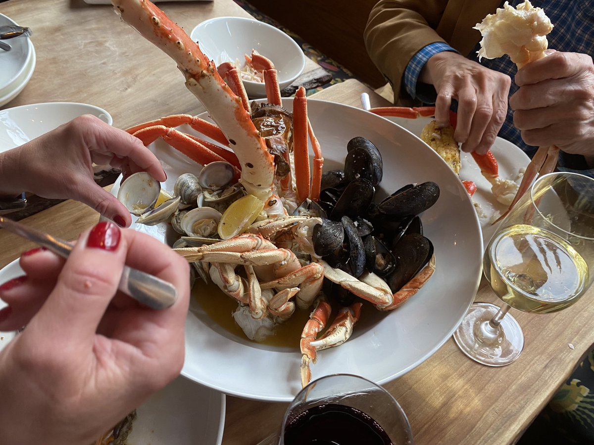 PinefishPhilly's tweet photo. Grab a friend and dive into The Ocean. #SnowCrab #DungenessCrab #Shrimp #Mussels #Clams #Corn #KingCrab #GarlicButter #PhillyDeals #PhillySeafood #Pinefish https://t.co/TpmHllzeUr