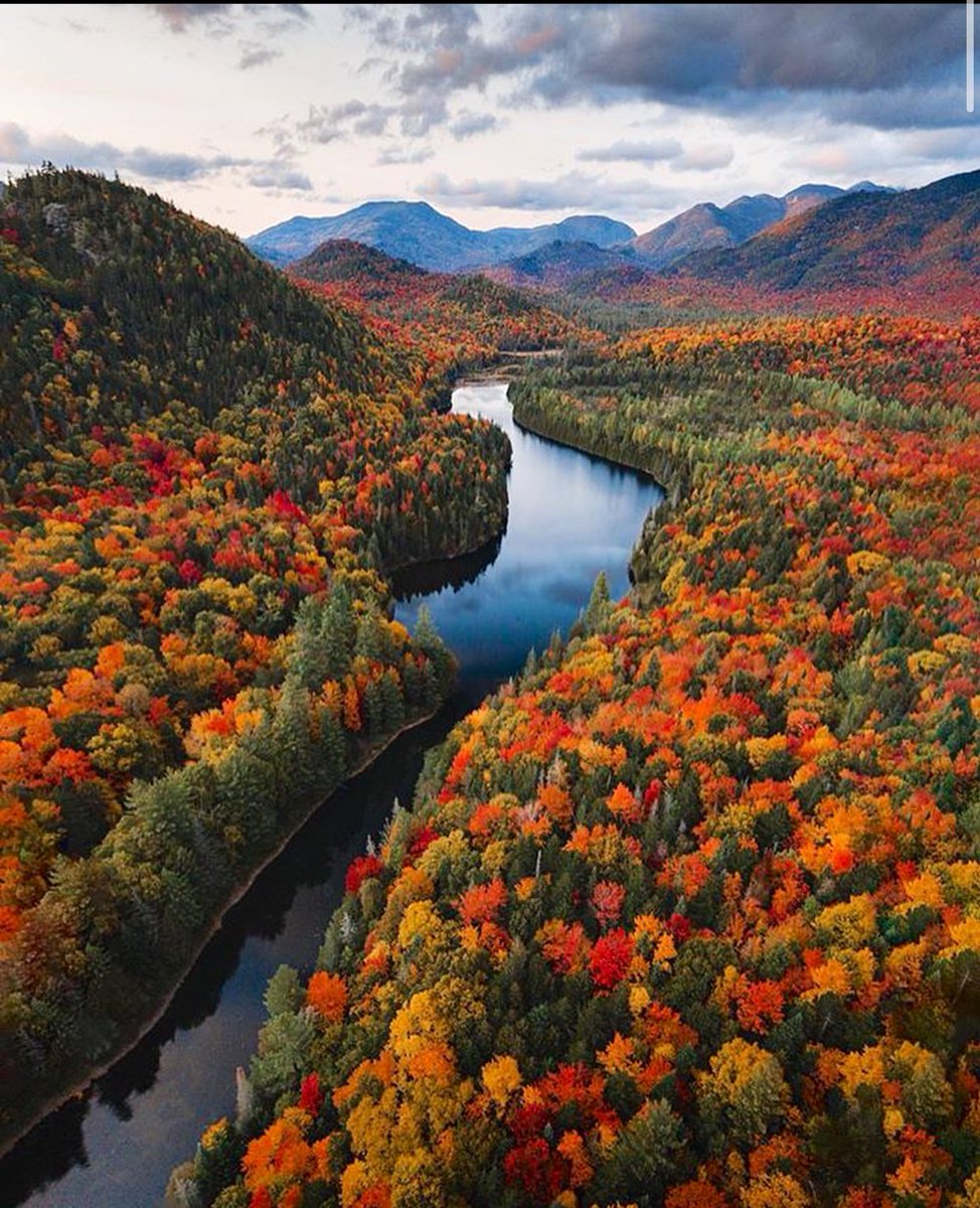 wanderlust_ny's tweet photo. I mean c’mon…these spectacular pictures of foliage and views showcase precisely why Adirondack State Park is a destination for thousands of wanderlusters each year! The terrain features foothills with over that peak at over 1000’. Bring your boots! 🍁 🍃🥾 🏔  #NY #explore https://t.co/9b73KTDuUE