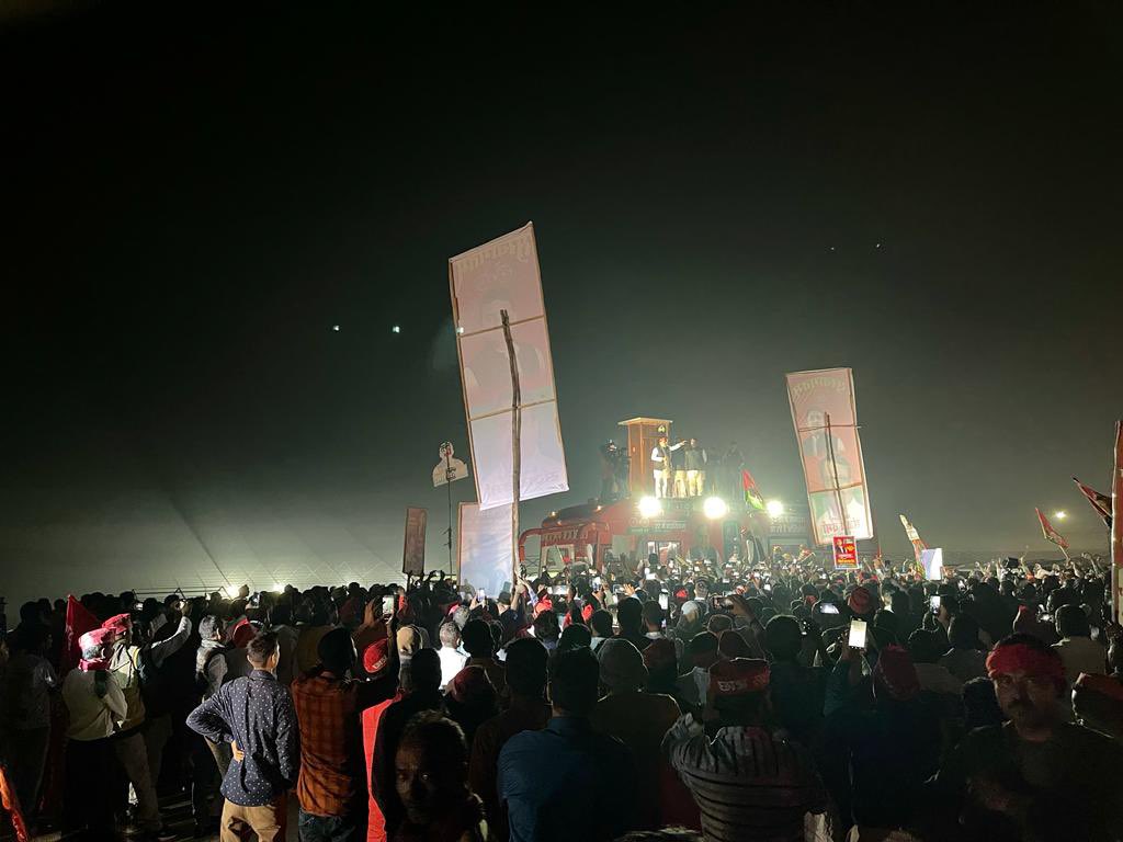 yadavakhilesh's tweet photo. But I have promises to keep, 
And miles to go before I sleep, 
And miles to go before I sleep…. https://t.co/OuxeuoGBnJ