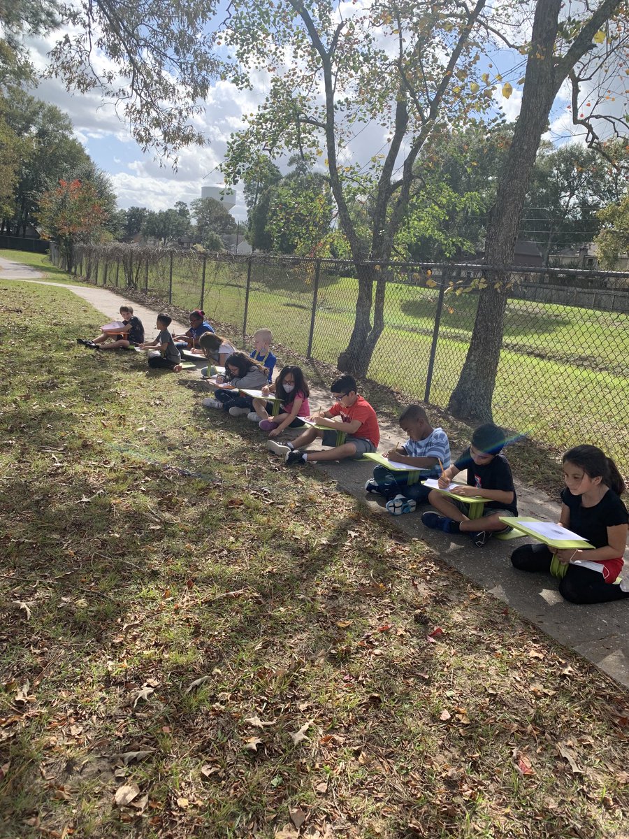 3rd graders having science class outside today. They are learning about soil. ⁦<a href="/HumbleISD_OE/">Oaks Elementary</a>⁩ #everychildeveryday