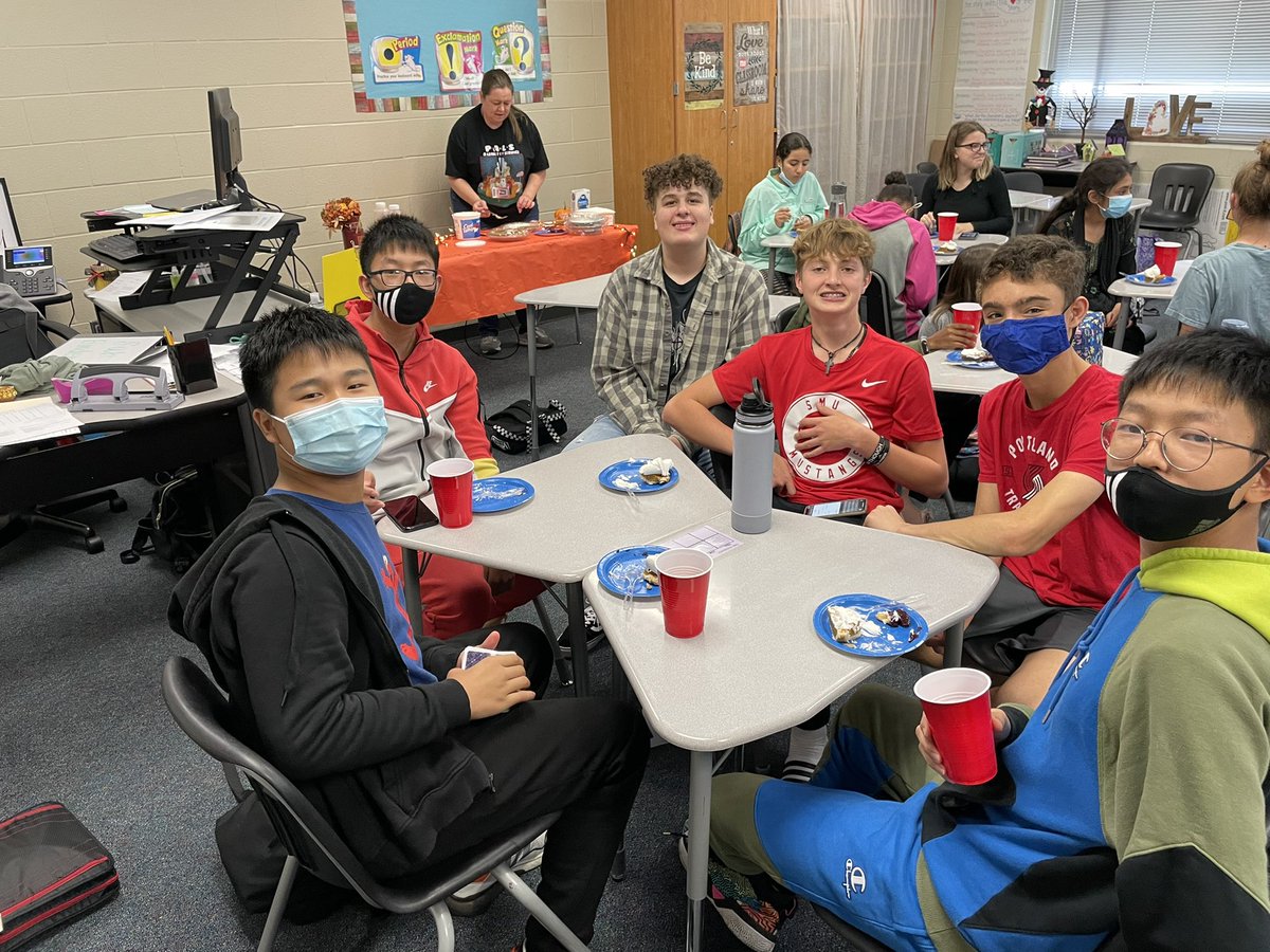 BowieMS_PALS's tweet photo. Having so much fun at our first annual Thanksgiving Celebration with Mrs. @hollyselli !! What are you thankful for this season? @PrincipalShill @FortBendISD @guidingon https://t.co/yJ2fBhBe4b