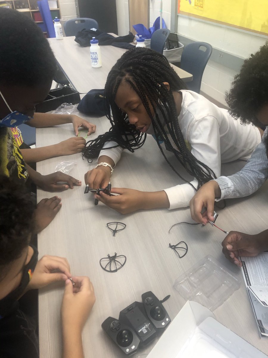 ebonygrace2121's tweet photo. 4th and 5th grade engineers did an excellent job building drones in STEM 🙌🏾🙌🏾@APSBeecher @STEMGeorgia @TeachingSTEM https://t.co/UFoD69DEjQ