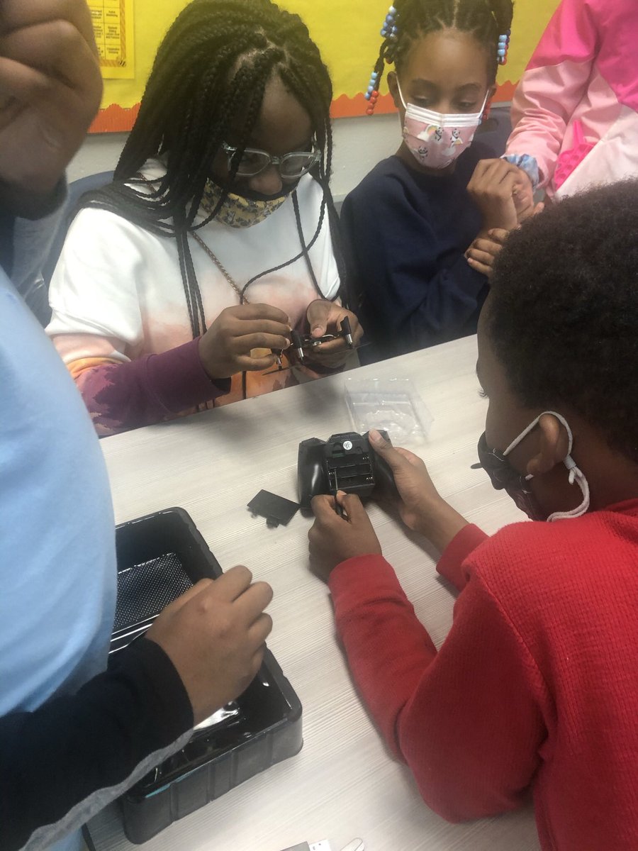 ebonygrace2121's tweet photo. 4th and 5th grade engineers did an excellent job building drones in STEM 🙌🏾🙌🏾@APSBeecher @STEMGeorgia @TeachingSTEM https://t.co/UFoD69DEjQ