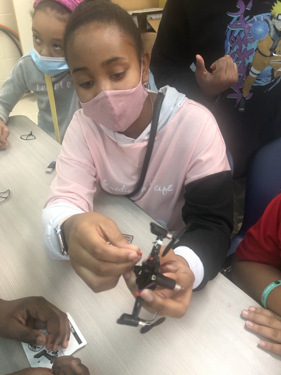 ebonygrace2121's tweet photo. 4th and 5th grade engineers did an excellent job building drones in STEM 🙌🏾🙌🏾@APSBeecher @STEMGeorgia @TeachingSTEM https://t.co/UFoD69DEjQ
