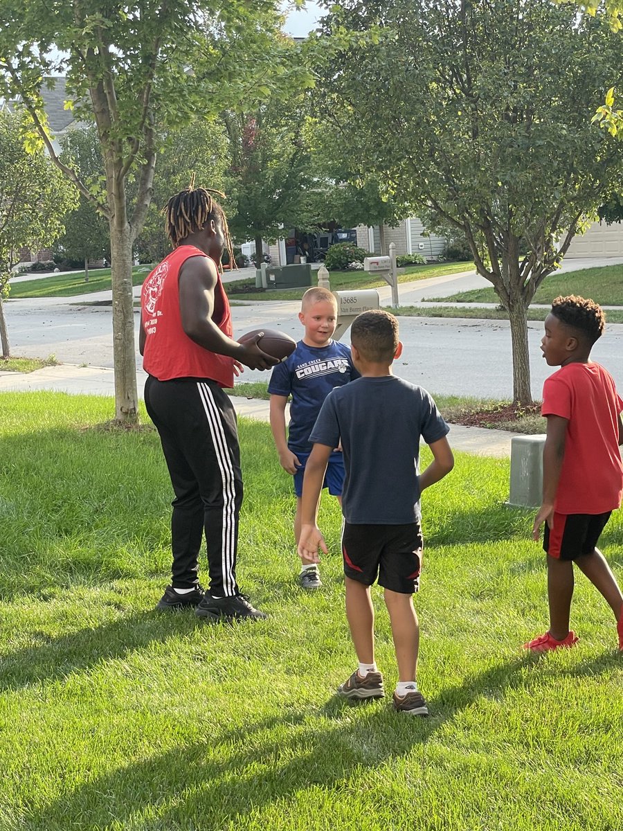 andre_glover61's tweet photo. These dudes didn’t care if you just got home from practice, they just wanted your time. Im good, my lil brother will remember these moments. #Brothersfirst #GloverGrind https://t.co/XP7tlFV7Yt