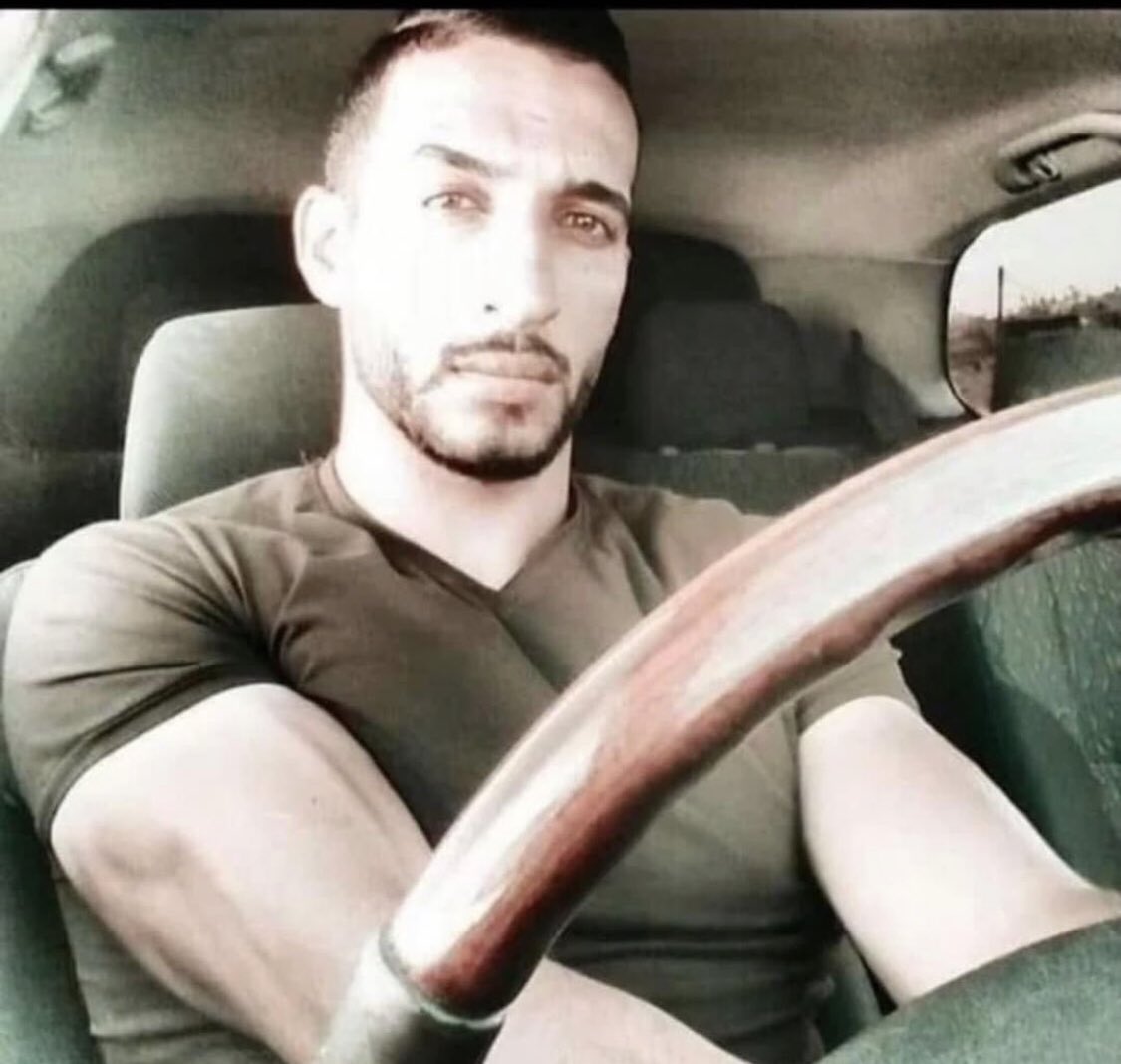 fatemasule's tweet photo. هكذا كان كايد الفسفوس قبل أربعة أشهر !
مفتول العضلات، قويّ الجسد ..
ولكن بعد ١٢٤ يوماً من الإضراب عن الطعام كيف صار !
صار جلداً على عظم !

فهل ننتظر أ�� يذوبَ أكثر !؟
#الحرية_لكايد_الفسفوس https://t.co/1S5D6CfnjG