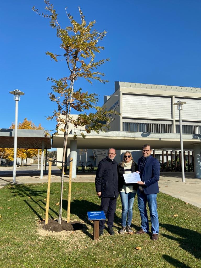 FEGPHuesca's tweet photo. Nuestra decana Melania Mur junto al Decano de la #FECEM Jose María Moneva y al Director de la #EINA José Antonio Yagüe tras participar en el acto de plantación de árboles singulares en el Campus Río Ebro 👇#RobledeTurquia #aniversario #BosquesUrbanos #diadelosestudiantes https://t.co/wxHxftDmtw
