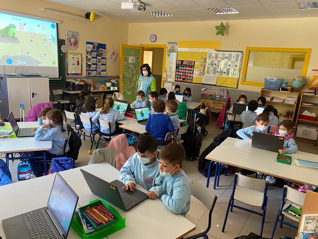 Carl0sTercer0's tweet photo. #CarlosSomosMatemáticos 1°Primaria Trabaja la serie numérica con la #app de @SmileandLearn en clase de #Matemáticas.
Repasan conceptos matemáticos y de #lengua con @kahoot, que colgarán en el #AulaVirtual de @educamadrid. #SteamCarlosIII #SteamMadrid #Steam #WeAreJustCarlosIII. https://t.co/IOjcfWPMeA