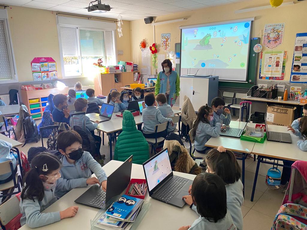 Carl0sTercer0's tweet photo. #CarlosSomosMatemáticos 1°Primaria Trabaja la serie numérica con la #app de @SmileandLearn en clase de #Matemáticas.
Repasan conceptos matemáticos y de #lengua con @kahoot, que colgarán en el #AulaVirtual de @educamadrid. #SteamCarlosIII #SteamMadrid #Steam #WeAreJustCarlosIII. https://t.co/IOjcfWPMeA