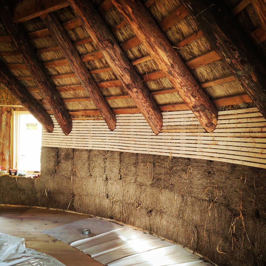 buildnaturally's tweet photo. #beforeandafter #clayplaster basecoat
Applied during a #workshop by people without plastering experience. Over #strawbale walls & wood lath.
#howtogetitdone #boom #thepowerofclay #thepowerofmany #naturalplaster #naturalbuilding #buildnaturally https://t.co/kMHZjMEbj1