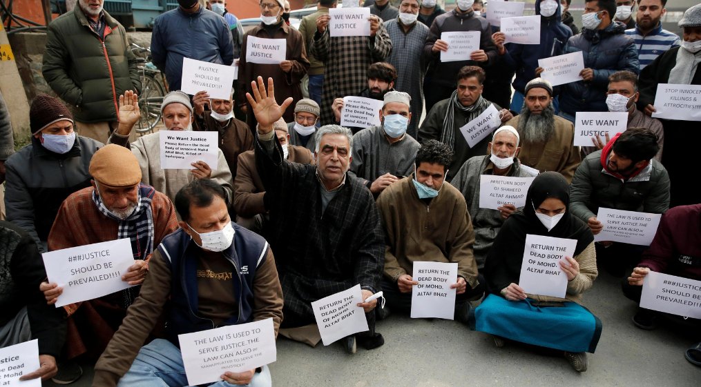 AJEnglish's tweet photo. Five suspected rebels killed in Kashmir, a day after a gunfight in the region triggered protests following the allegations of civilians being used as 'human shields' by Indian armed forces https://t.co/txmMwPpPTc https://t.co/V1sucrn6VE