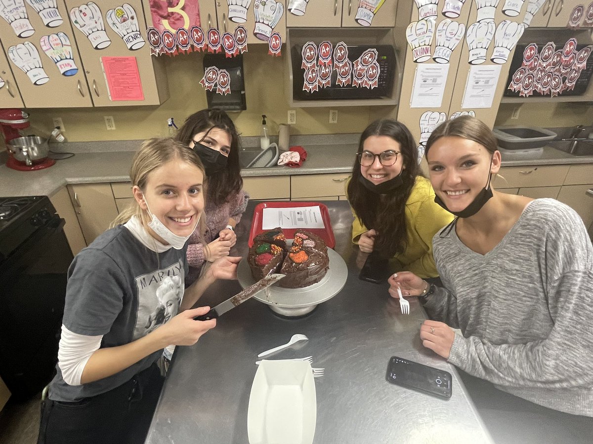 MsKellerNCHS's tweet photo. We’ve got some pretty creative Seniors in Blended Senior Foods #CakeDecoratingContest #bebold203 @NCHSOFFICIAL @NCHSRedhawksCTE @Naperville203 https://t.co/XABnnBx3Id
