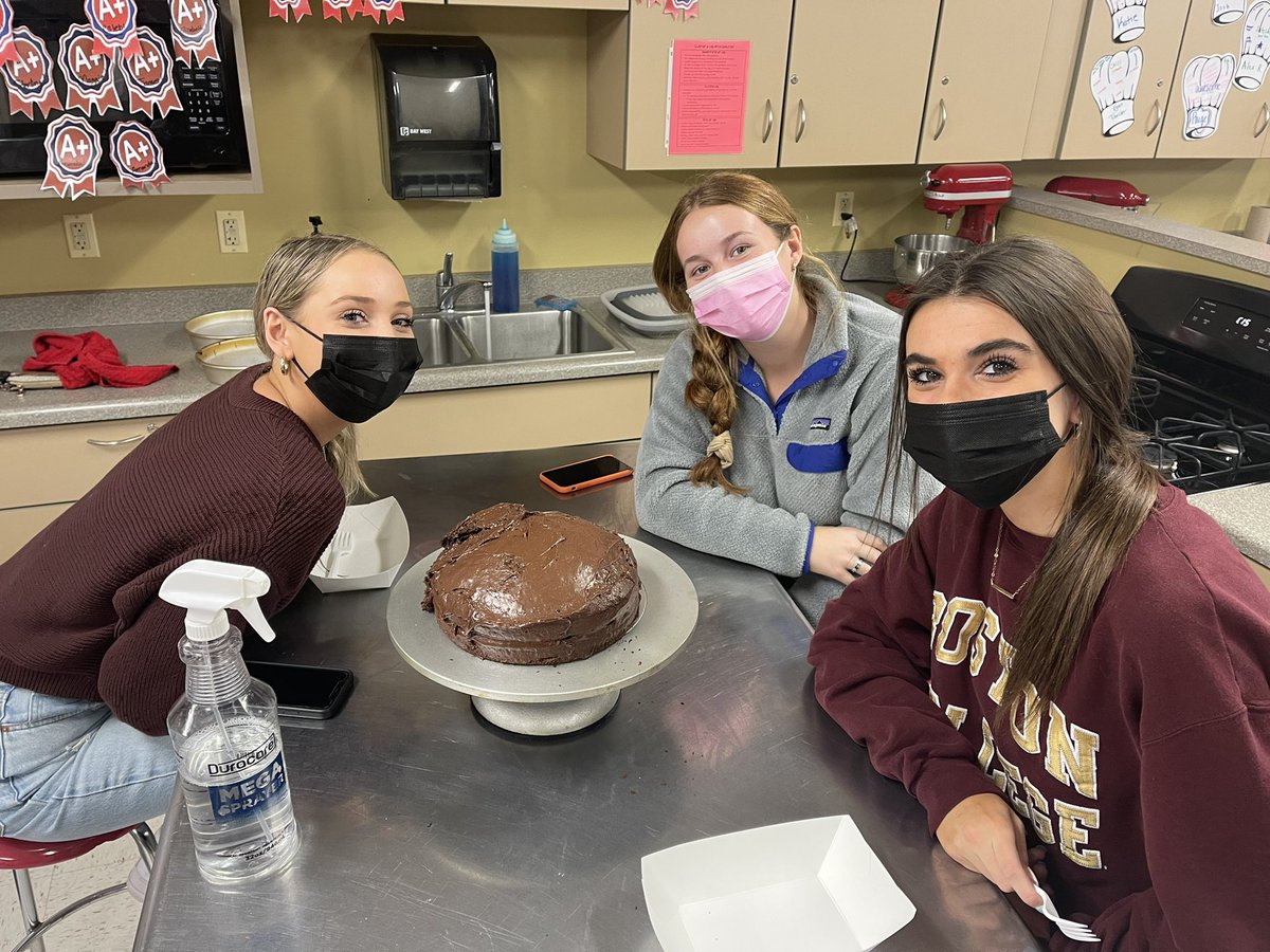 MsKellerNCHS's tweet photo. We’ve got some pretty creative Seniors in Blended Senior Foods! #CakeDecoratingContest #bebold203 @NCHSOFFICIAL @NCHSRedhawksCTE @Naperville203 https://t.co/6V4Oyo9aDP