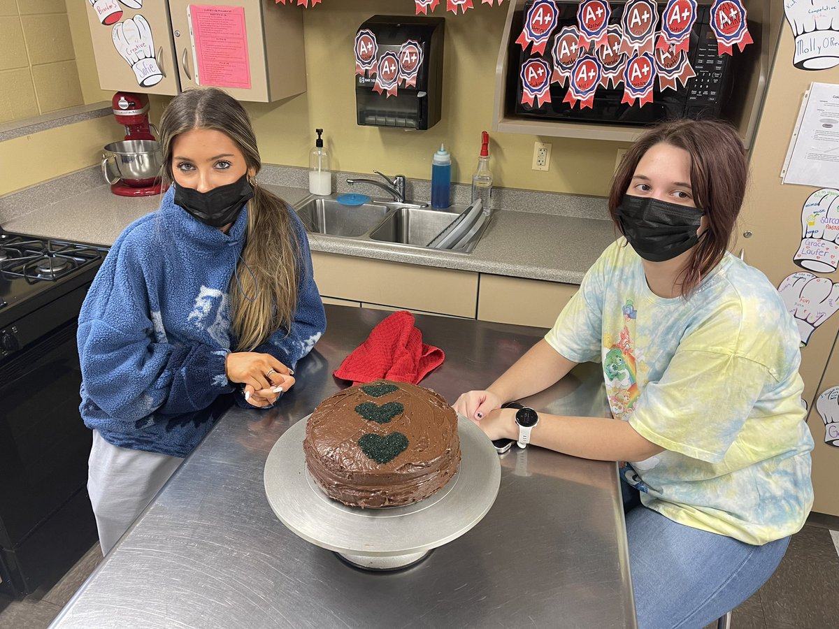 MsKellerNCHS's tweet photo. We’ve got some pretty creative Seniors in Blended Senior Foods! #CakeDecoratingContest #bebold203 @NCHSOFFICIAL @NCHSRedhawksCTE @Naperville203 https://t.co/6V4Oyo9aDP