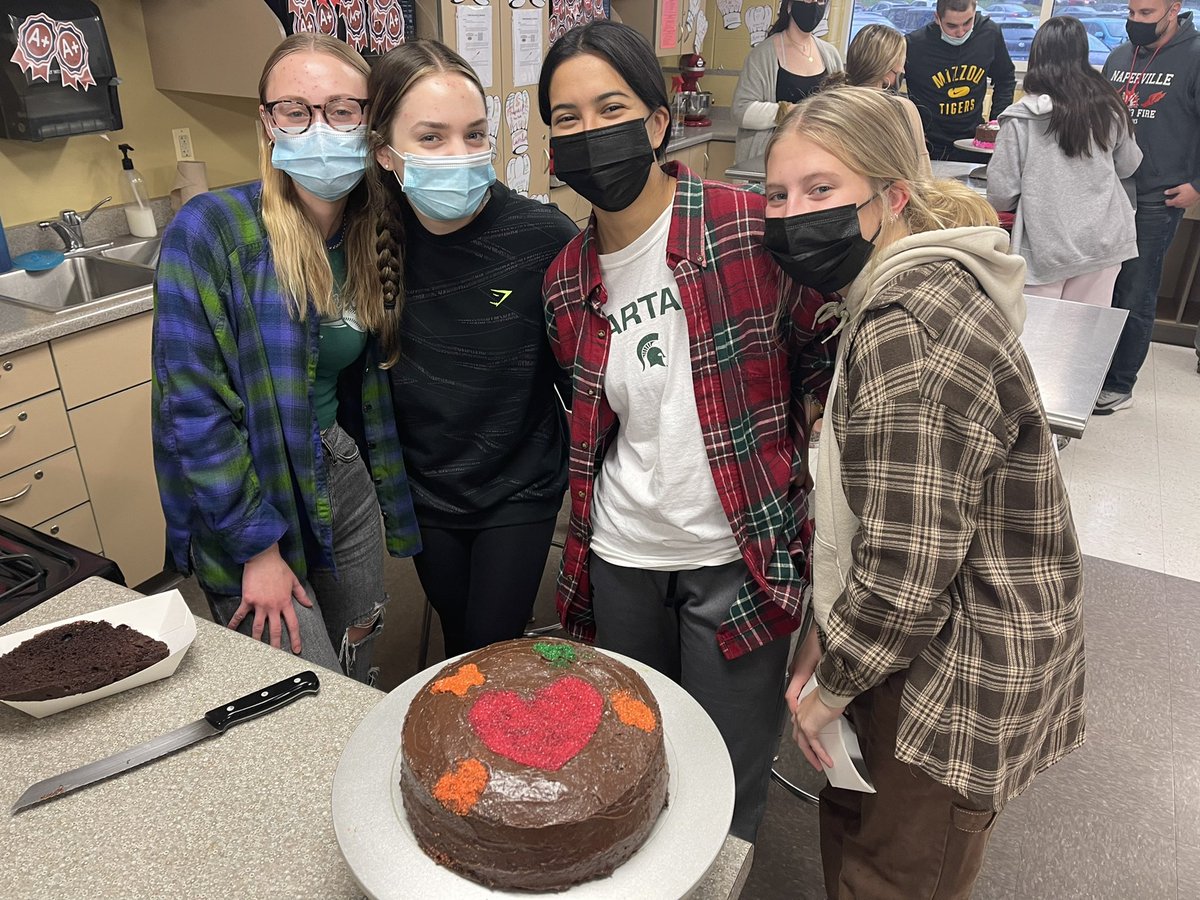 MsKellerNCHS's tweet photo. We’ve got some pretty creative Seniors in Blended Senior Foods! #CakeDecoratingContest #bebold203 @NCHSOFFICIAL @NCHSRedhawksCTE @Naperville203 https://t.co/OSyv6ngu95