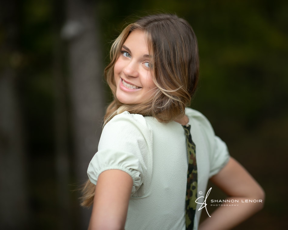 lenoirphoto's tweet photo. The camo gaffer tape was NOT part of the look, but when you have a wardrobe malfunction, it helps to have a photographer with McGyver skills and tools.
#seniorpictures #seniorstyleguide
#senioryearmagazine https://t.co/1ENqKfJAME