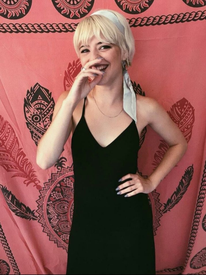 Axweed__'s tweet photo. hilo de fotos de Alba Reche sonriendo <3💘 https://t.co/rSG33T9cMH