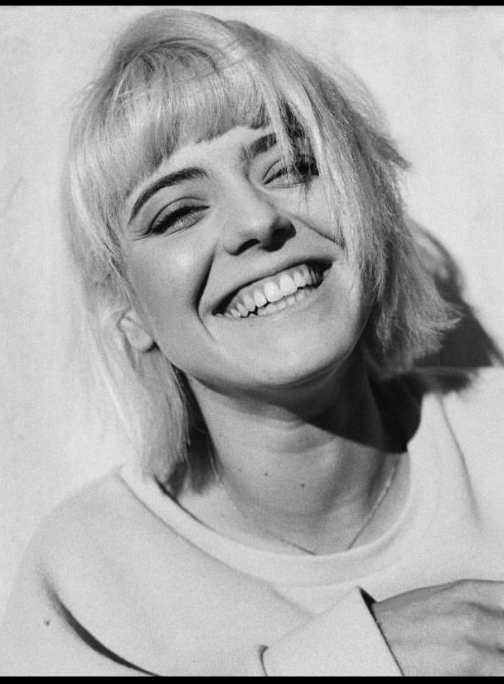 Axweed__'s tweet photo. hilo de fotos de Alba Reche sonriendo <3💘 https://t.co/rSG33T9cMH