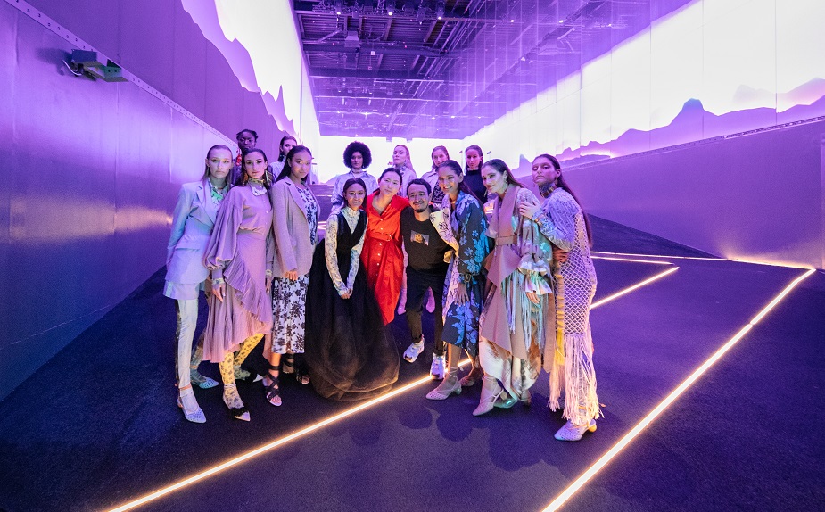 Les invito a revivir el desfile del #DubaiFashionMéxico con los increíbles diseños de #ArmandoTakeda en el <a href="/Swiss_Pavilion/">Swiss Pavilion</a> #Expo2020Dubái bit.ly/3FkI37e