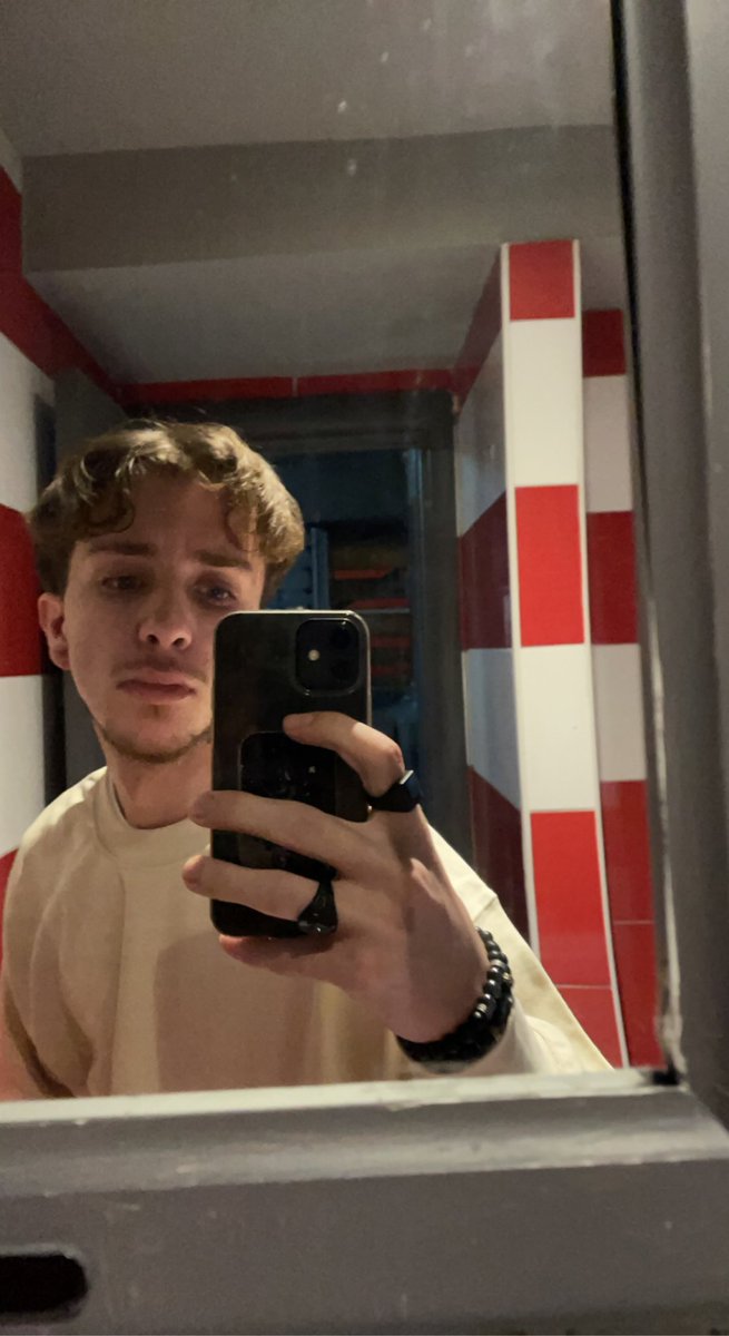 orangexphoto's tweet photo. Me and mirror photos. Like Twilight 
So wich one… https://t.co/ub5aCkWI7Y
