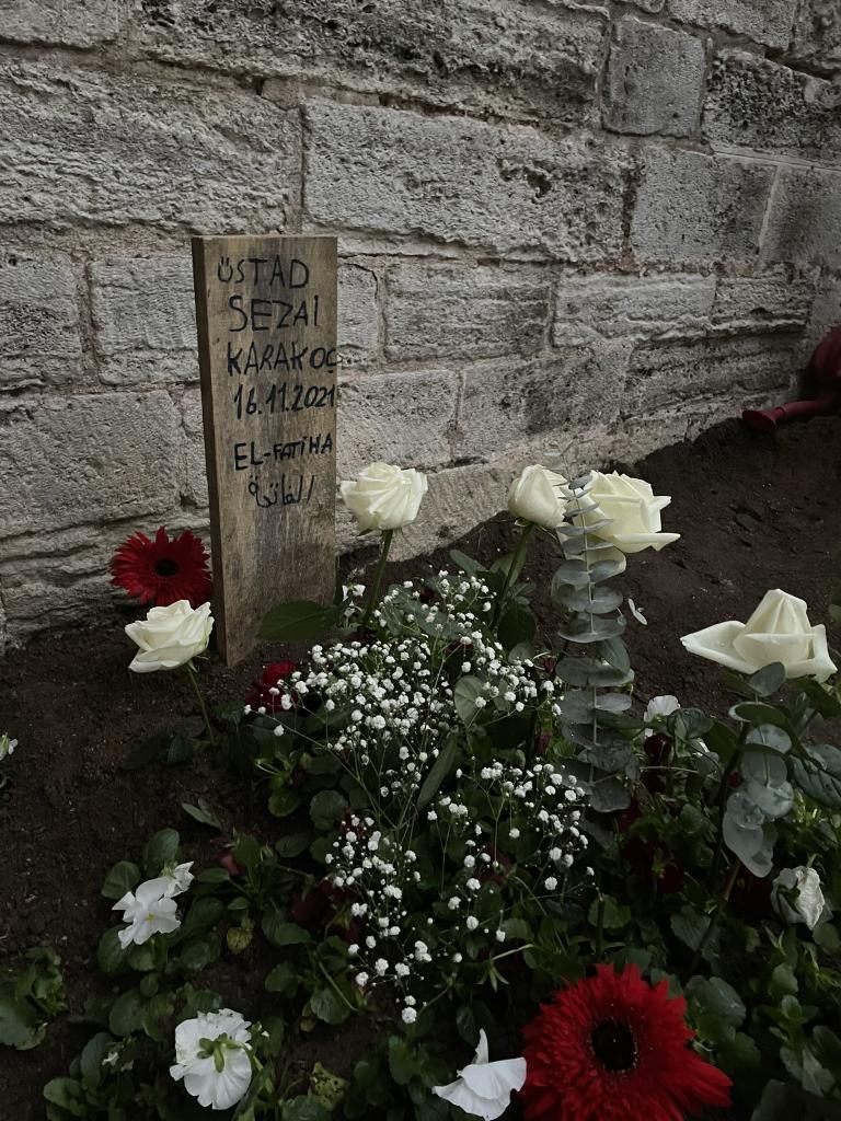 Yuce_Dirilis's tweet photo. Ülkendeki kuşlardan ne haber vardır
Mezarlardan bile yükselen bir bahar vardır
Aşk celladından ne çıkar madem ki yâr vardır
Yoktan da vardan da ötede bir Var vardır
#SezaiKarakoçaVeda https://t.co/TwtfsPkB0v
