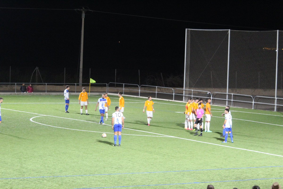 fedriojafutbol's tweet photo. Locura en el 🏟️ San Bartolomé de Aldeanueva de Ebro. Empataron los riojanos
⏱️ Minuto 66
#CDAldeano 1
@unamicp 1
📸 Así se vivió el gol https://t.co/04Ar7cpGAn