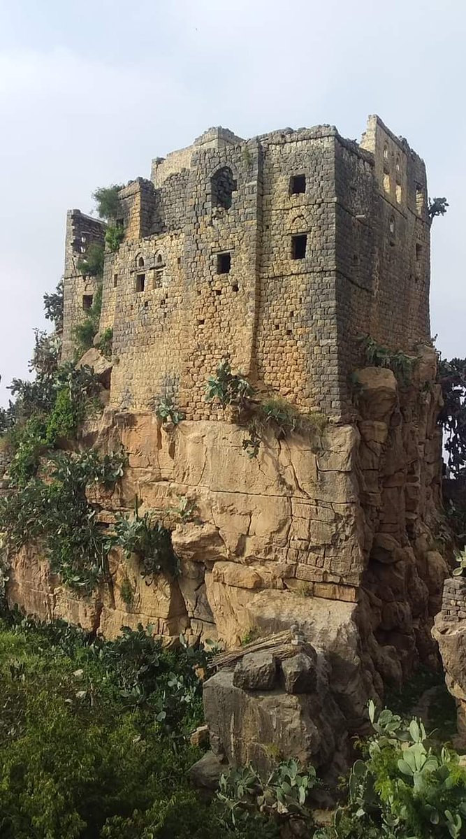 Beautiful Yemen. @nature_org @UNBiodiversity @AgroBioDiverse @CherguiaGroup @SuzieBaker777 #architecture #House #nature #naturelovers #NaturePhotography #climateactioninyourarea #climate #environment