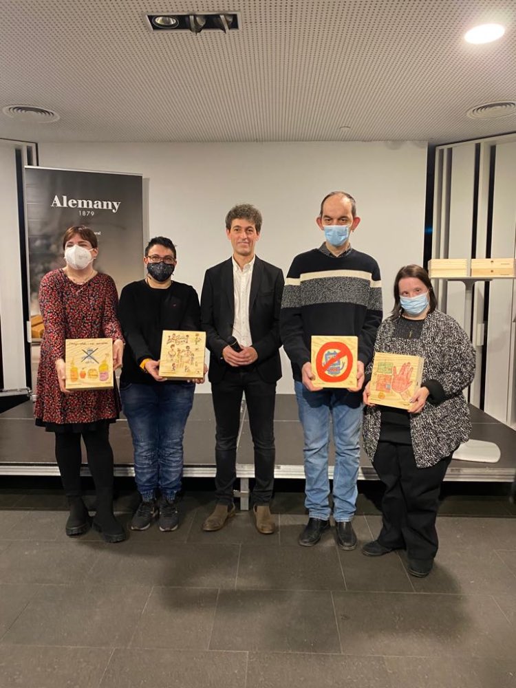 alemany1879's tweet photo. Vanessa Sànchez, d'@ILERSISfundacio, Mònica Valero, de la @fundacioaspros, M.Carme Charles de la @TorxaLa i Òscar Fargues de @lestelbalaguer són les guanyadores i guanyador dels Premis Art Cru d'enguany. 👏

L'enhorabona a tots, 🎉 gràcies per regalar-nos el vostre art! ✨ https://t.co/HsyBxe32CQ