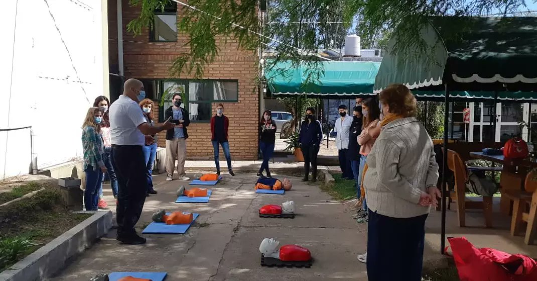 intaCIAP's tweet photo. 📆 Hoy se llevó a cabo para agentes del #CIAP, #IPAVE e #IFRGV, una Jornada de Capacitación de RCP, DEA, OVA, Convulsiones, Hemorragias y Seguridad, de la mano de diferentes profesionales de la Fundación Forward. https://t.co/tNmeut3i9a