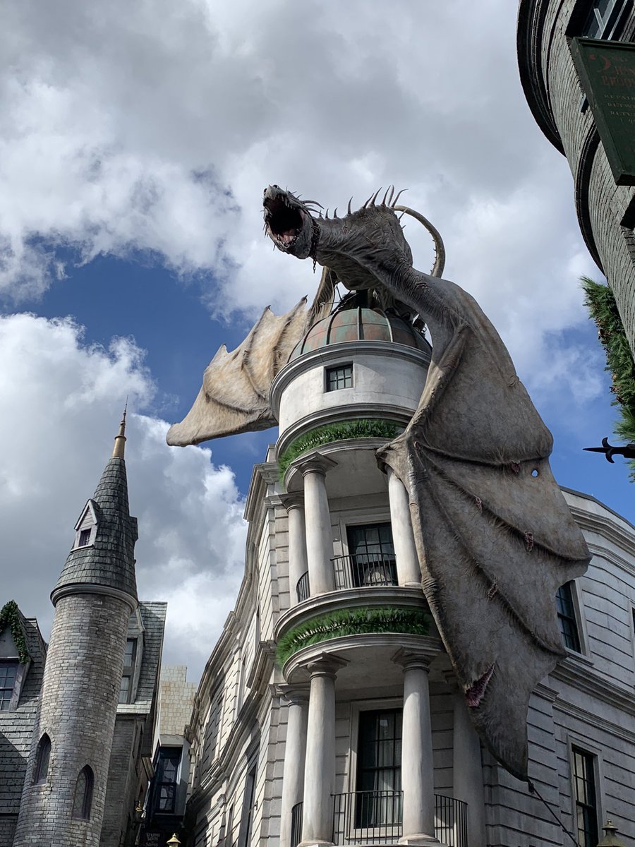 GrassesOfGreen's tweet image. // Writer is at Harry Potter land! 🐍