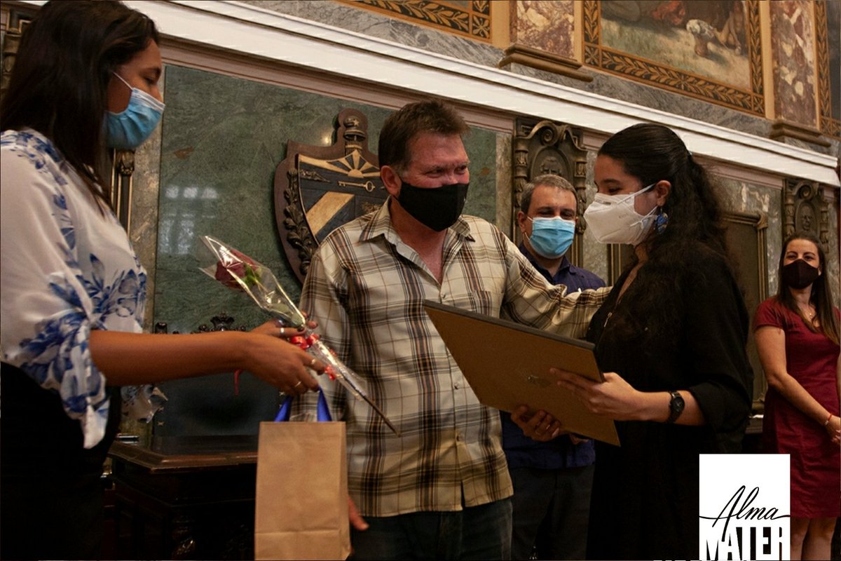 👏 De igual modo, durante la actividad se reconoció el aporte del estudiantado universitario cubano a la lucha contra la #COVID19, y las labores desarrolladas en otros escenarios de impacto en el actual contexto pandémico.

☺️¿Te encuentras o a algunos de tus compañeros por aquí?