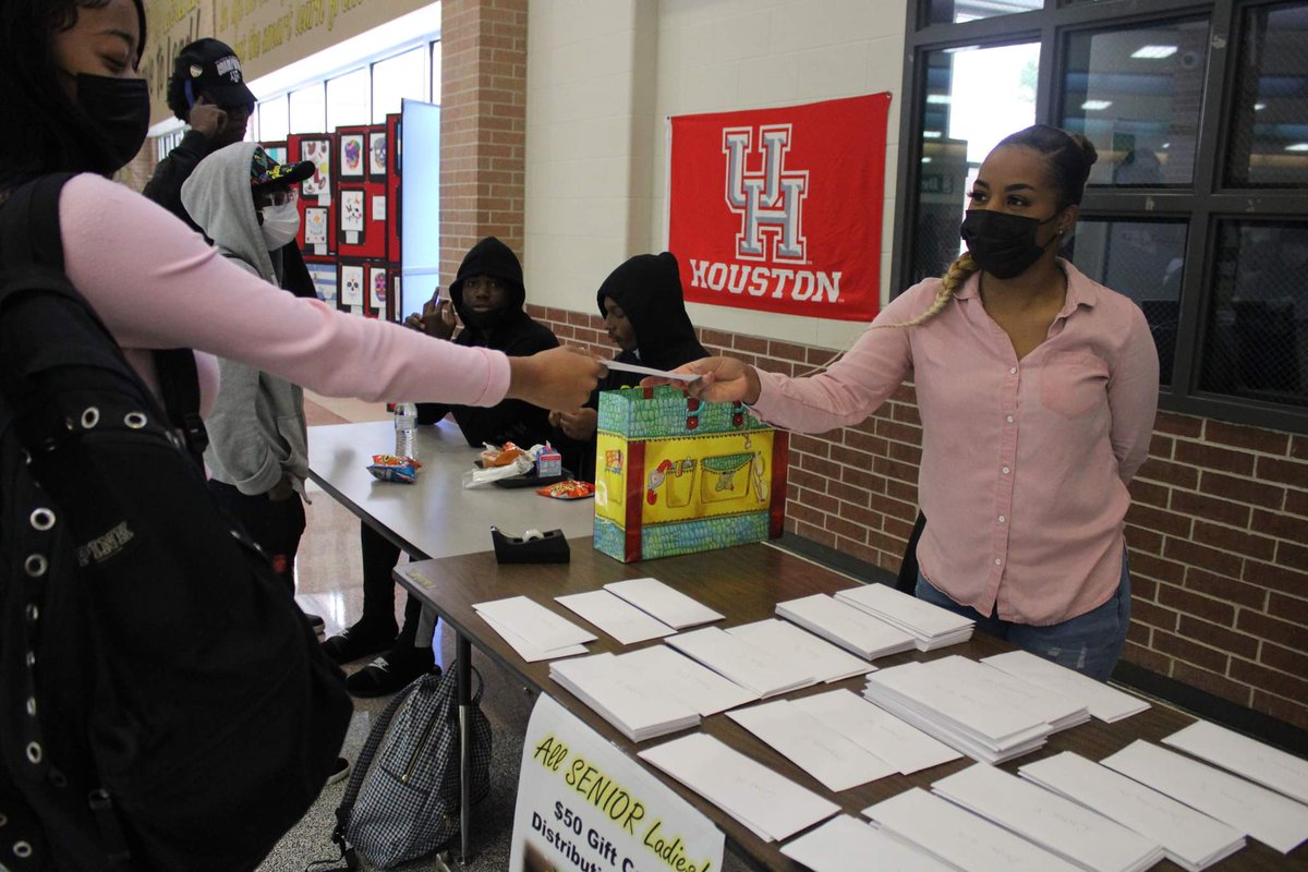 FortBendISD's tweet photo. The Dept. of Collaborative Communities partnered with the @SugarLandtxgov's Office of Economic Development for their #AllInForSLTX Sweet Cash 2021 program! Over 1,300 gift cards worth over $68,000 were distributed to students across 21 campuses in the District. 🍬 https://t.co/YjAjvSTcEg