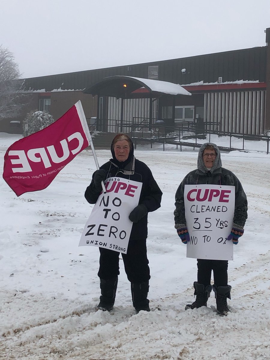 CUPEMB's tweet photo. Custodians and cleaners out at Erickson Collegiate (Erickson, MB) standing strong for a fair deal💪

Yes, there are two of them bravely holding the picket line.

Retweet, comment, and let's show them all of Manitoba is behind them!  ✊

#mbed #mbpoli #solidarity https://t.co/KvZoDO1XMk