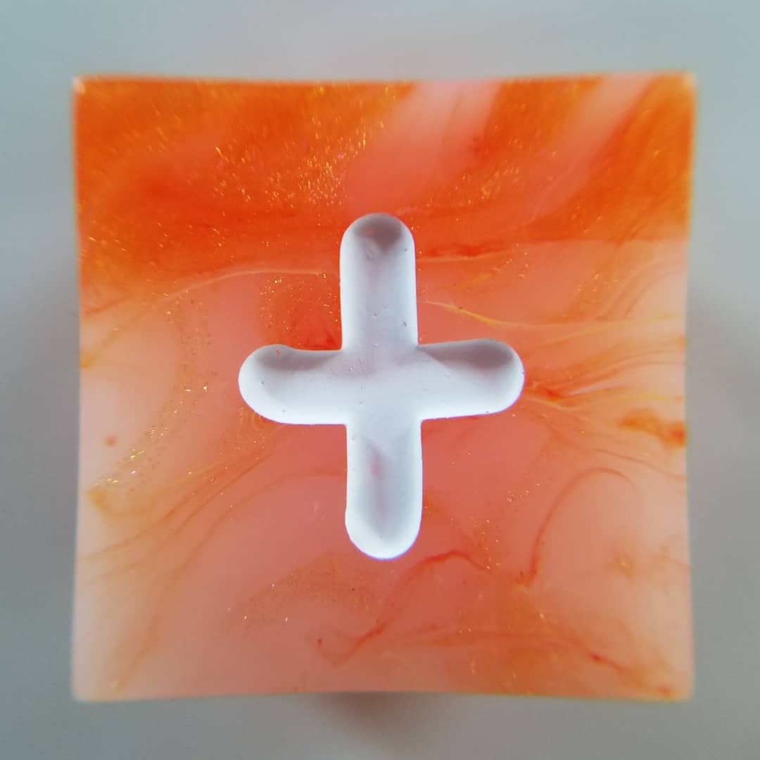 alchemist_attic's tweet photo. The mix of shimmery bits and not shimmery bits really make the swirls in these dice pop in person! Hm... now I want a creamsicle...
#handmadedice #dice #resin #fatedice #fudgedice #orange https://t.co/pBMYORGJHd