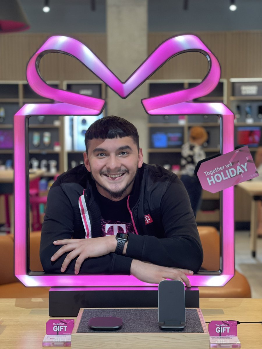 Magenta_Moises's tweet photo. Christmas is just around the corner 🥳🥳🙌🏼!!! With T-MOBILE having the best promotions of the year!! Also come visit the The Salvation Army Giving Tree to bless a kid this holiday season!! 🎉🎉🎁🎊 https://t.co/FsVaE0SsUW