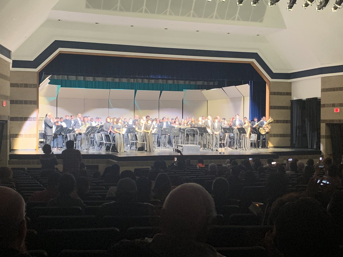 CentennialOrch1's tweet image. What a wonderful night. Great job to our @The_CHSKnights Orchestra representatives and all of the @FultonCoSchools HS Honor Orchestra and Band students! @CampbellK1EDU @Cen10FineArts @juliabernath @FultonZone5 @koperniak