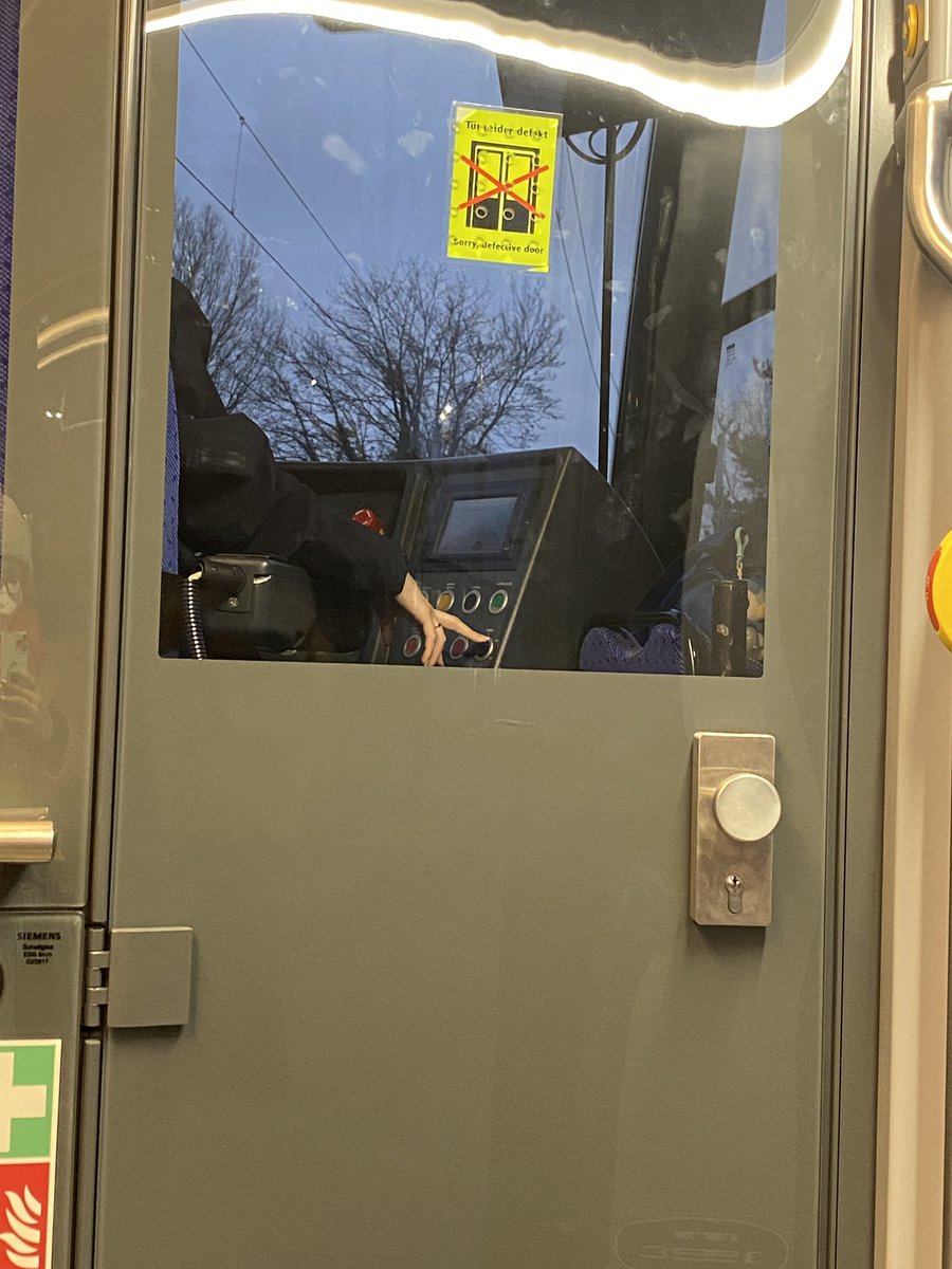 Der arme Trambahn-Fahrer in #münchen. Wohnt jetzt wohl da 🤷‍♀️