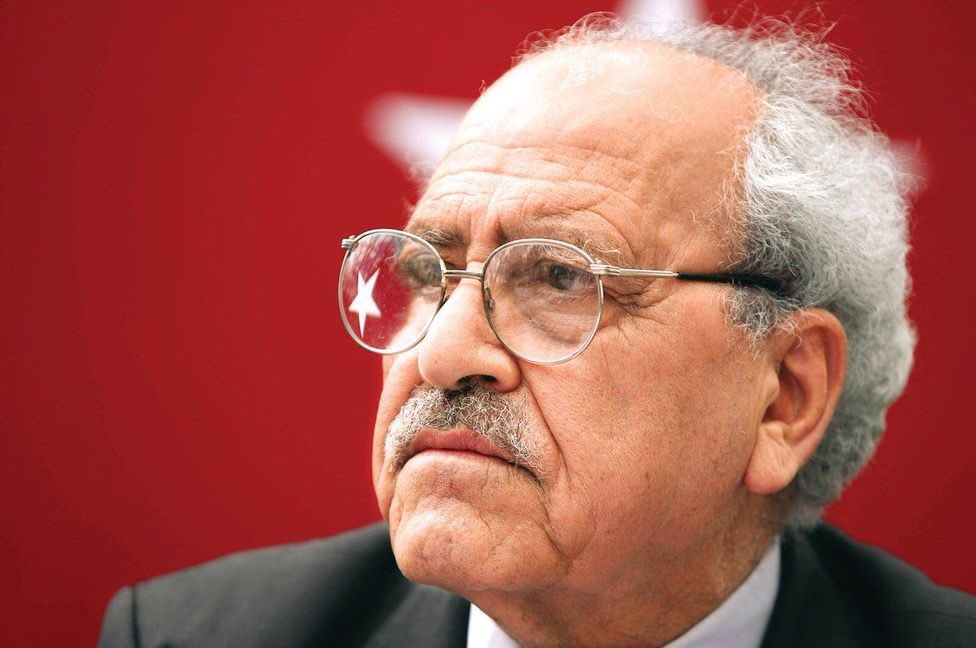 Sevgili, 
En sevgili, 
Ey sevgili; 
Uzatma dünya sürgünümü benim…

Üstad Sezai Karakoç emanetini teslim etti.
Üstadımızın yolu mübarek olsun.