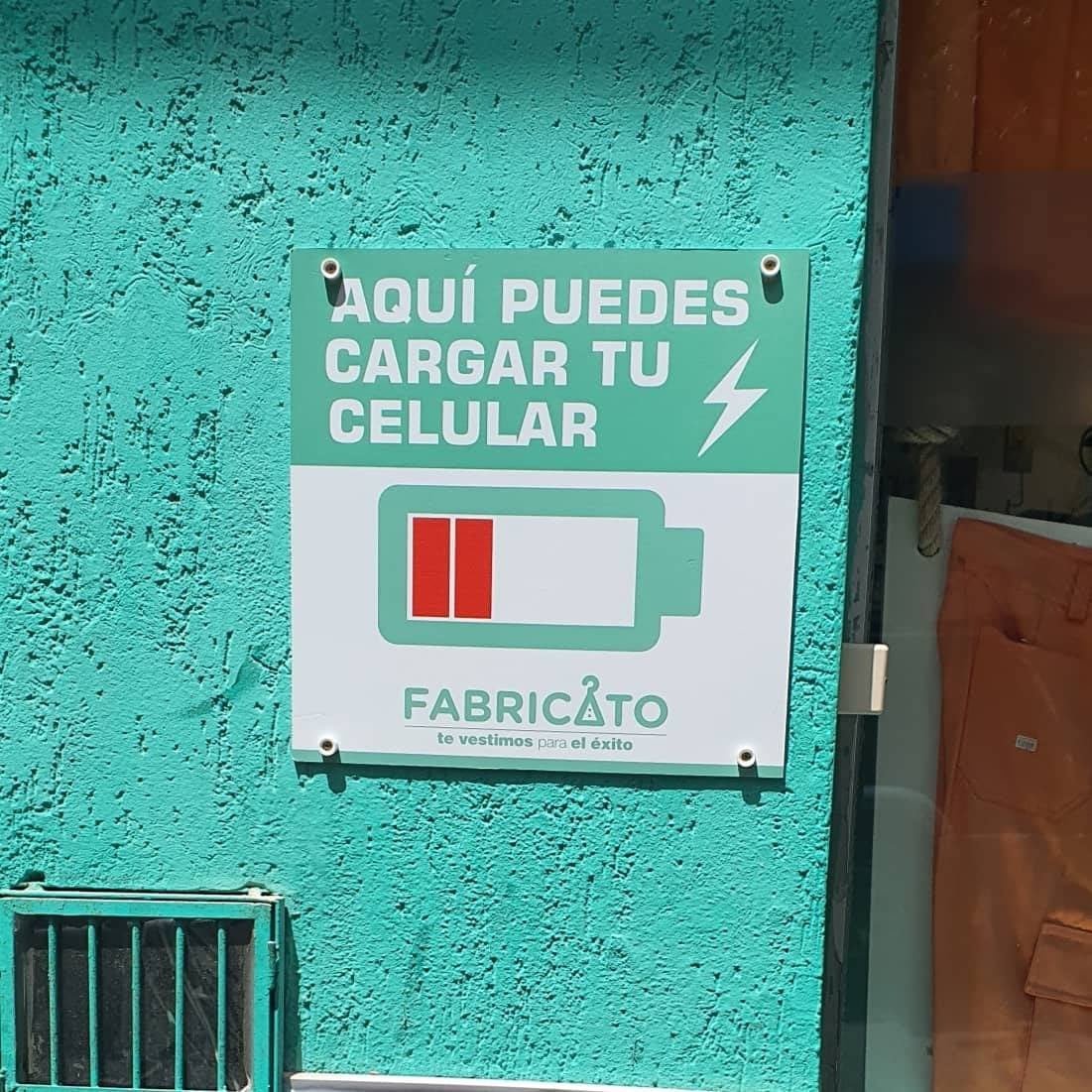 fabricatopy's tweet photo. #Recargate 🔋📲
Colocamos, con mucho 😍 amor, un toma externo por si te estás quedando sin batería y estás cerca. https://t.co/ZnrBWVp1Bt
