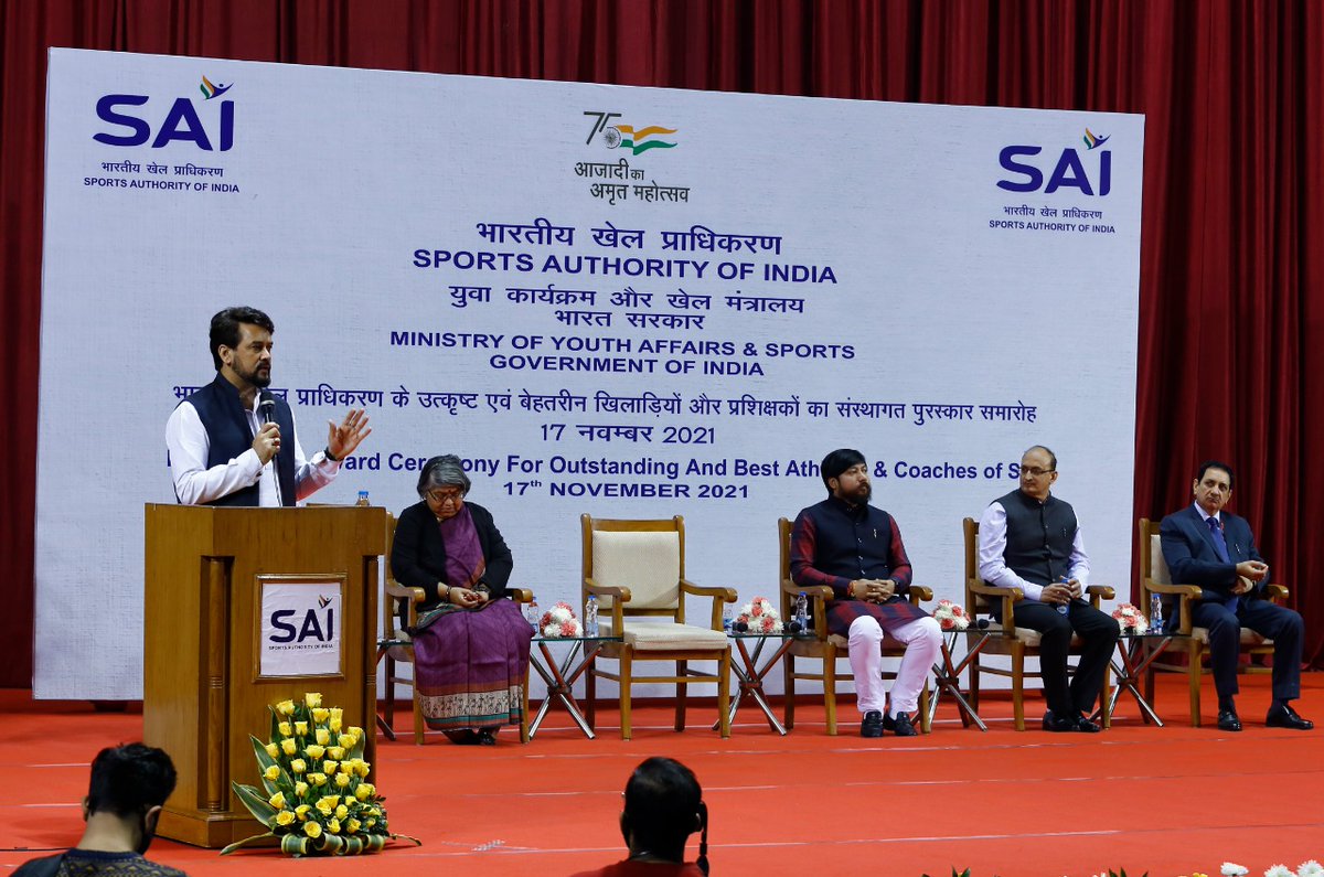 PIB_Patna's tweet photo. केन्द्रीय खेल मंत्री श्री @ianuragthakur ने आज 246 एथलीटों और प्रशिक्षकों को पहला साई संस्थागत पुरस्कार प्रदान किया।
प्रत्येक एथलीट अपनी पीढ़ी के लिए एक प्रेरणा स्रोत : श्री ठाकुर
➡️विवरणः https://t.co/LjRwJCVoYW
#SAIInstitutionalAwards
#SAIAwards https://t.co/CZejnvpfU5