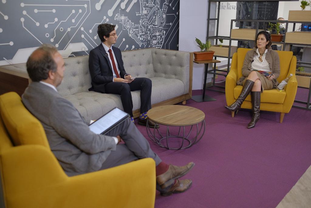 En gran medida, gracias a las redes sociales y a la tecnología es que todos nos detenemos a escuchar a los ciudadanos. Nosotros estamos sirviéndoles a los ciudadanos y en el DNP tenemos dos canales para ello: <a href="/aleboterob/">Alejandra Botero Barco</a> en #Interruptor2021 

#AbrimosHilo🪡