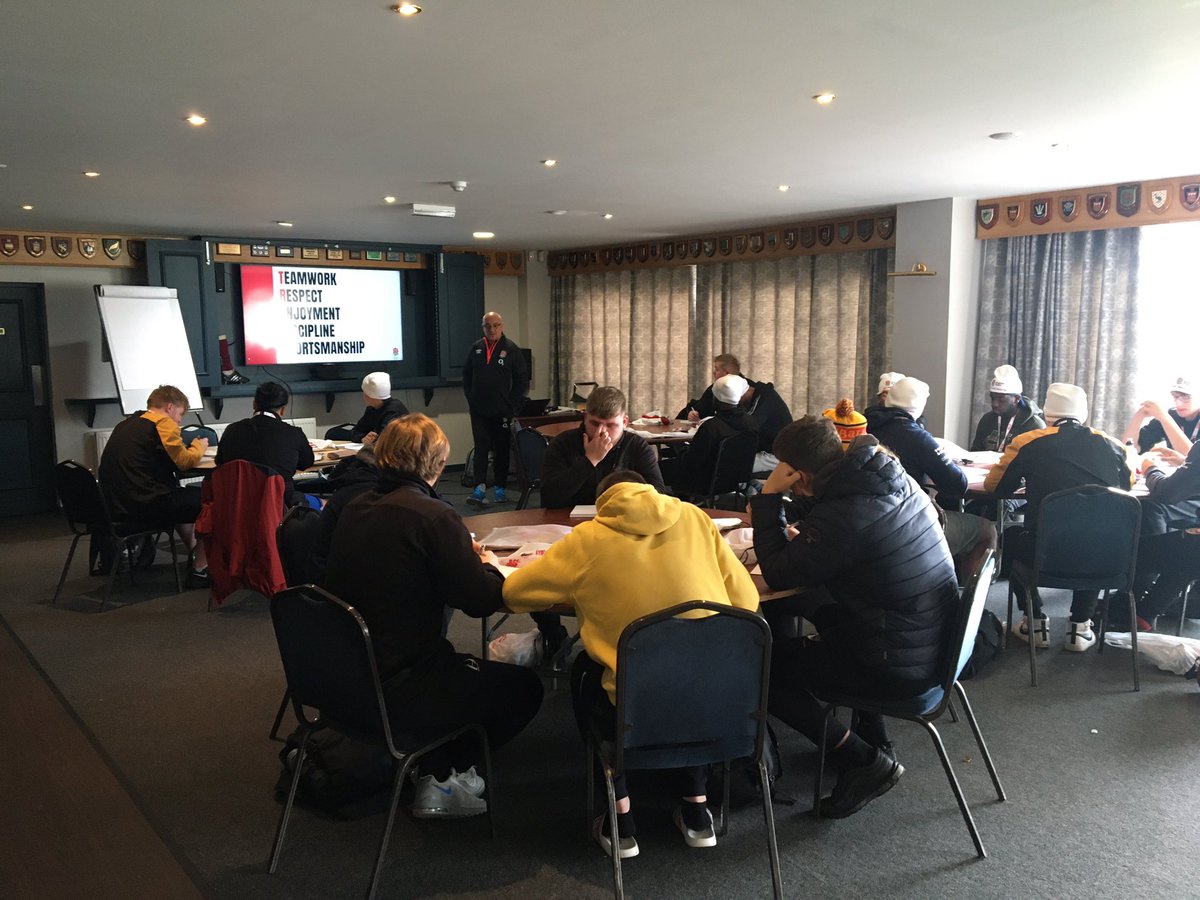 ClaireRef1's tweet photo. A pleasure to be @SedgleyTigers RFC for an @englandrugby Refereeing Award for @CollegeOfRugby students with @john_d80 

Great energy and great potential refs! @RFU_Refs @RFU_GameDev @RFUNorthClubSup @RFUNorthGameDev #BePartOfTheGame https://t.co/gL8fxWwLCY