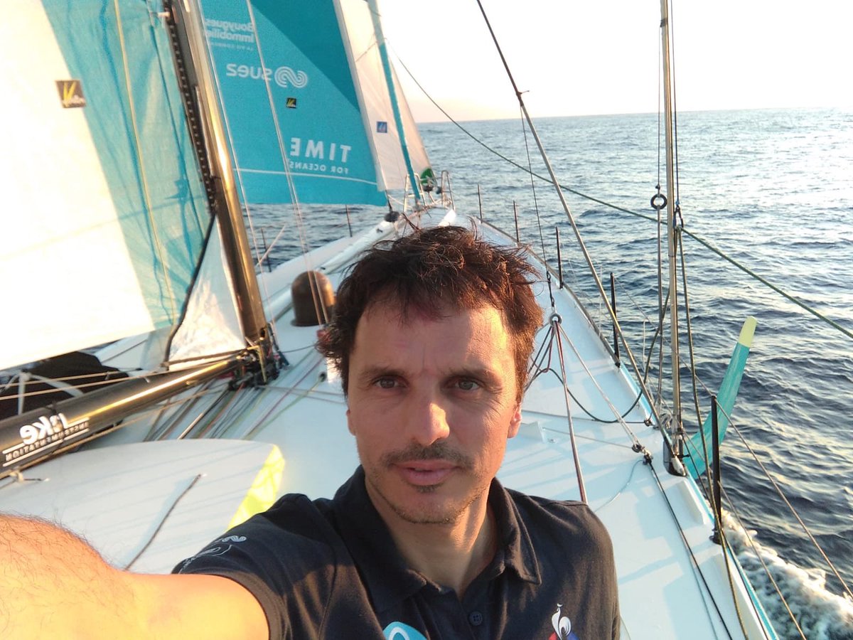 didaccostaVG's tweet photo. 📝 [ Diario de a bordo - día 10 ]

Día tranquilo a bordo del #TimeForOceans ¡demasiado tranquilo! 😅

Estamos atentos al viento para mantener el barco en movimiento. Nuestros nervios están tensos porque los barcos que van por delante se han acelerado. Debemos tener paciencia. https://t.co/GHGsVZ9IQZ