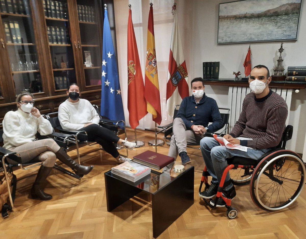alextoquero's tweet photo. Con el atleta tudelano @pozicos6, Subcampeón de #España en ruta de #Ciclismo Adaptado. Como decimos aquí, un tío echado pa’lante. Hemos aprovechado, a parte de darle la enhorabuena por llevar el nombre de #Tudela allá donde va, para ver cómo seguir haciendo más accesible #Tudela. https://t.co/ekwDKllclZ
