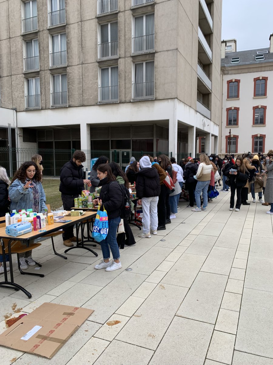 📣 Hier a eu lieu une grande distribution solidaire organisée par des associations de <a href="/SorbonneParis1/">Université Paris 1 Panthéon-Sorbonne</a>, en partenariat avec <a href="/DansMaCulotteFR/">dans ma culotte</a> ! 
👏 @unef_paris_1, <a href="/sorb_out/">Sorb'Out</a> ,ADSP, ADEIS, le <a href="/bdesaintcharles/">BDE Le 6ème Étage</a>, Terra Nova pour cette belle initiative 🙌
💡 Projet financé par le FSDIE !