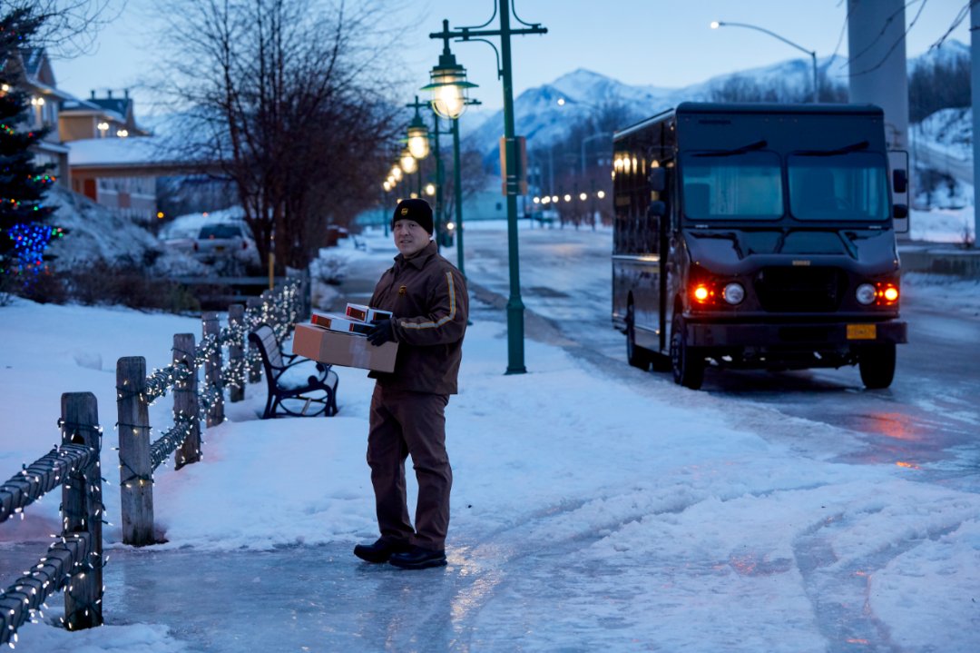UPSCapital's tweet photo. UPS Capital's 2021 Holiday Report found that 47% of consumers plan to spend less during the #holidays due to inflation, which is increasing worry for #SMBs. To get the max return, businesses should focus on stellar #CX. Learn how: https://t.co/EQC3mH6lYS https://t.co/oXpJt5wj54