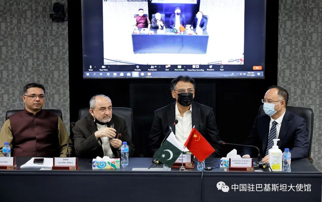 NawabOfficial4's tweet photo. 11月15日，中国驻巴基斯坦大使农融应邀出席由中巴经济走廊事务局组织召开的题为“中巴经济走廊的机遇，对中国投资者的便利和中国企业家的经验”座谈会。巴计划发展部长乌迈尔、巴总理走廊事务特别助理曼苏尔、巴投资委员会（BOI）主席阿桑等出席，逾70家在巴中资企业负责人通过线上线下方式参会。 https://t.co/K7Awe3hple
