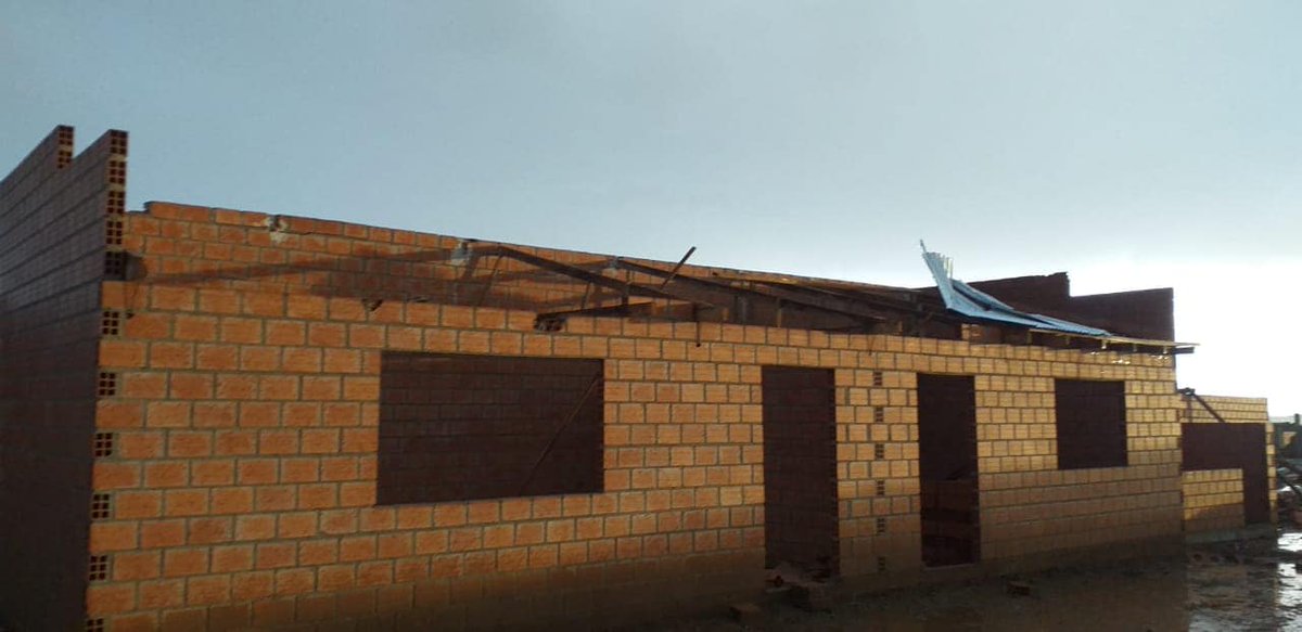notiAsolysombra's tweet photo. Aproximadamente a las 6 a 7 de la tarde de este martes un tornado se registró en la comunidad de #Capacasi de la provincia #LosAndes de la 2da. sección de Laja de #LaPaz, y dejó casas y familias afectadas.

📸 ElDefensorSocial https://t.co/wFTJI0i9Xy