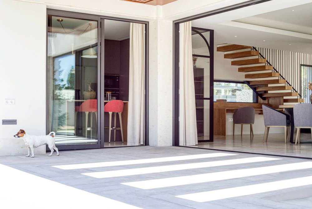 KLINE_SPAIN's tweet photo. Mansión residencial con terreno ajardinado en la costa de Levante, con ventanas y puertas K•LINE.
¡Deja que la luz inunde tu hogar!
#ventanas
#ventanasypuertas
#ventanasaluminio
#ventanasluminosas
#ventanasconencanto
#ventanasconectadas
#kline
#ventanaskline https://t.co/BcdwKX6ySo
