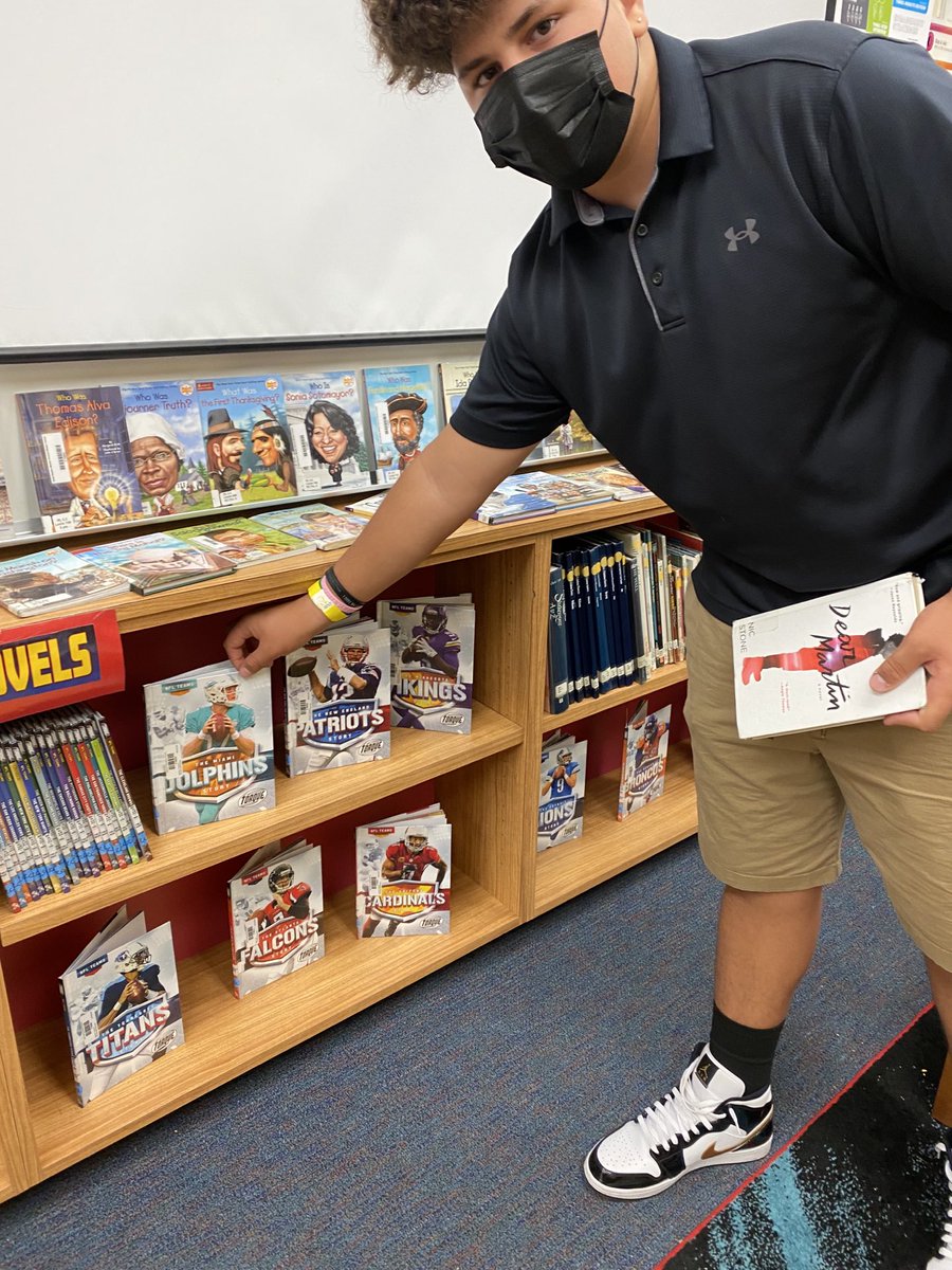 emedia21's tweet photo. Touchdown Star Reader!Thanks you for the NFL books! ⁦@SuncoastCU⁩ ⁦@Champs4Learning⁩ #Champs4Learning ⁦@BrainstormLibra⁩ https://t.co/FMBblHZz9g